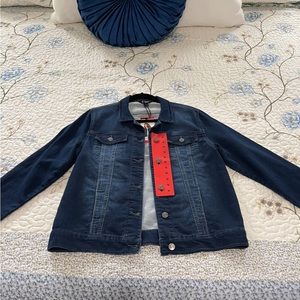Nice denim Jacket, very light and easy to care for🥰🥰